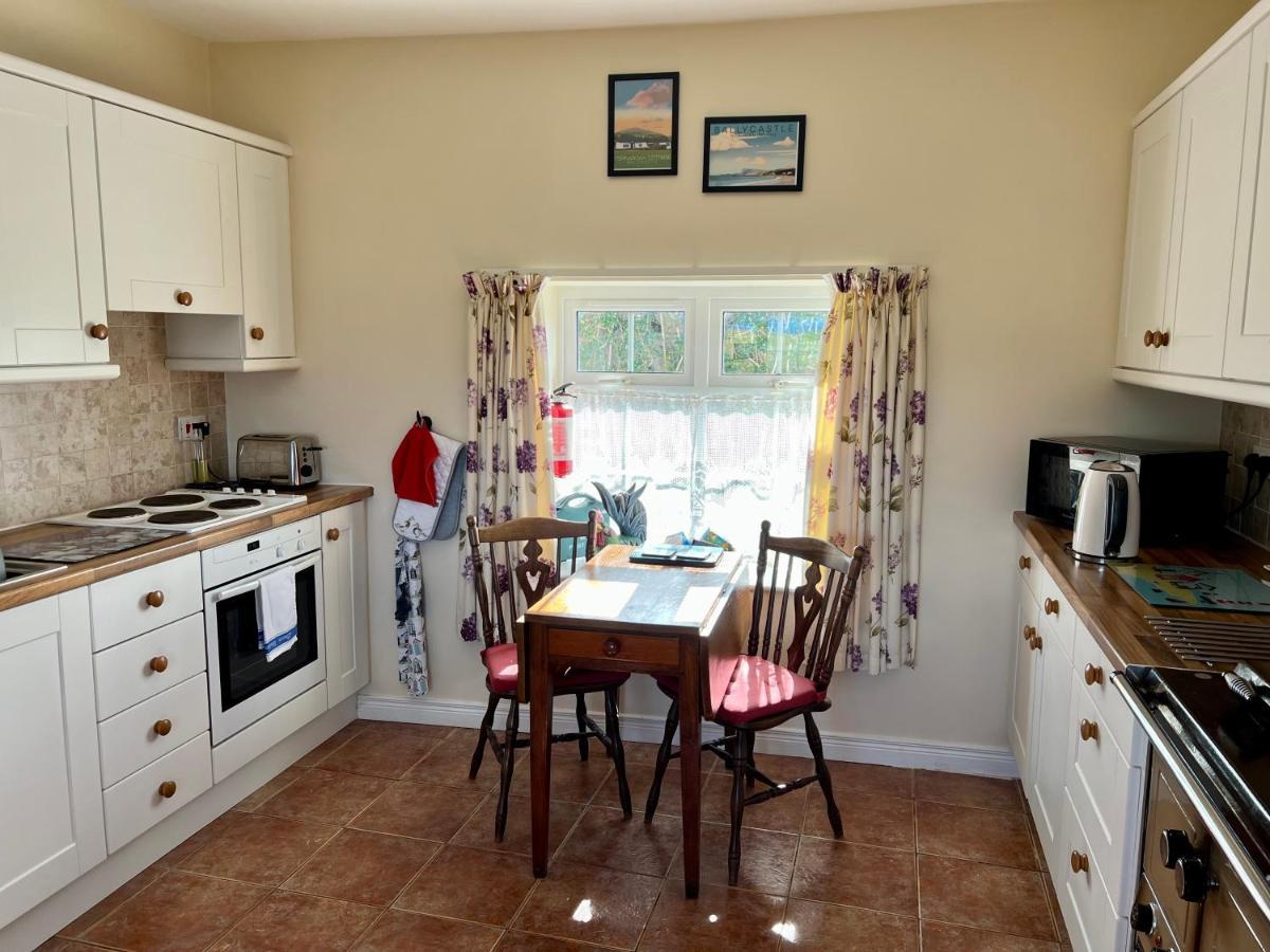 Tornaroan Cottage Ballycastle Esterno foto